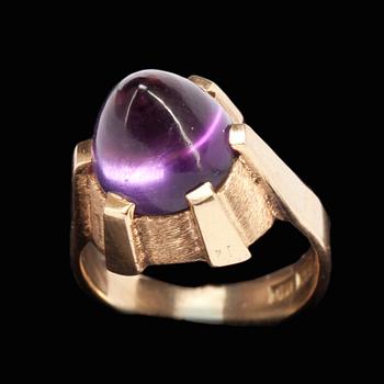 RING, 18k guld med ametist, B. Hedberg, Arvidsjaur 1962. Vikt ca 7 g.