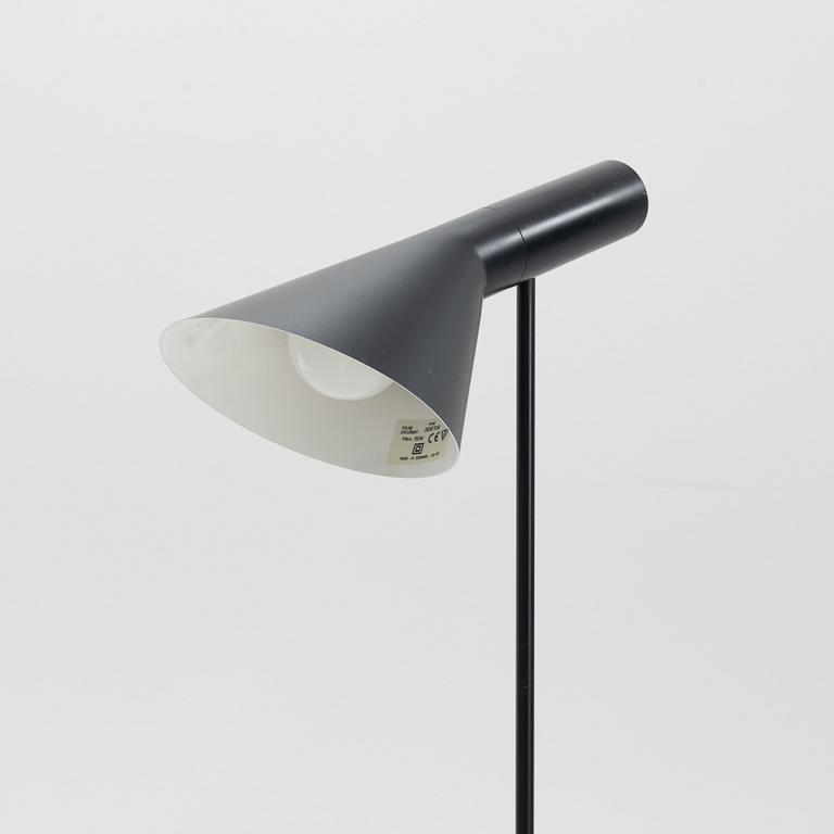 Arne Jacobsen, golvlampa, "AJ", Louis Poulsen, Danmark.