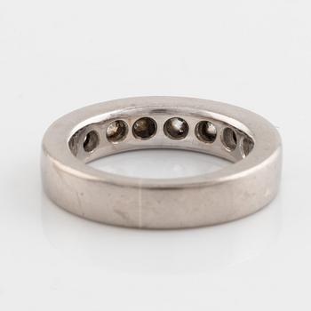 An 18K white gold ring set with round brilliant-cut diamonds.