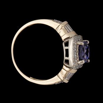 RING, 14k guld med tanzanit och små diamanter diamanter. Vikt ca 3,9 gram.