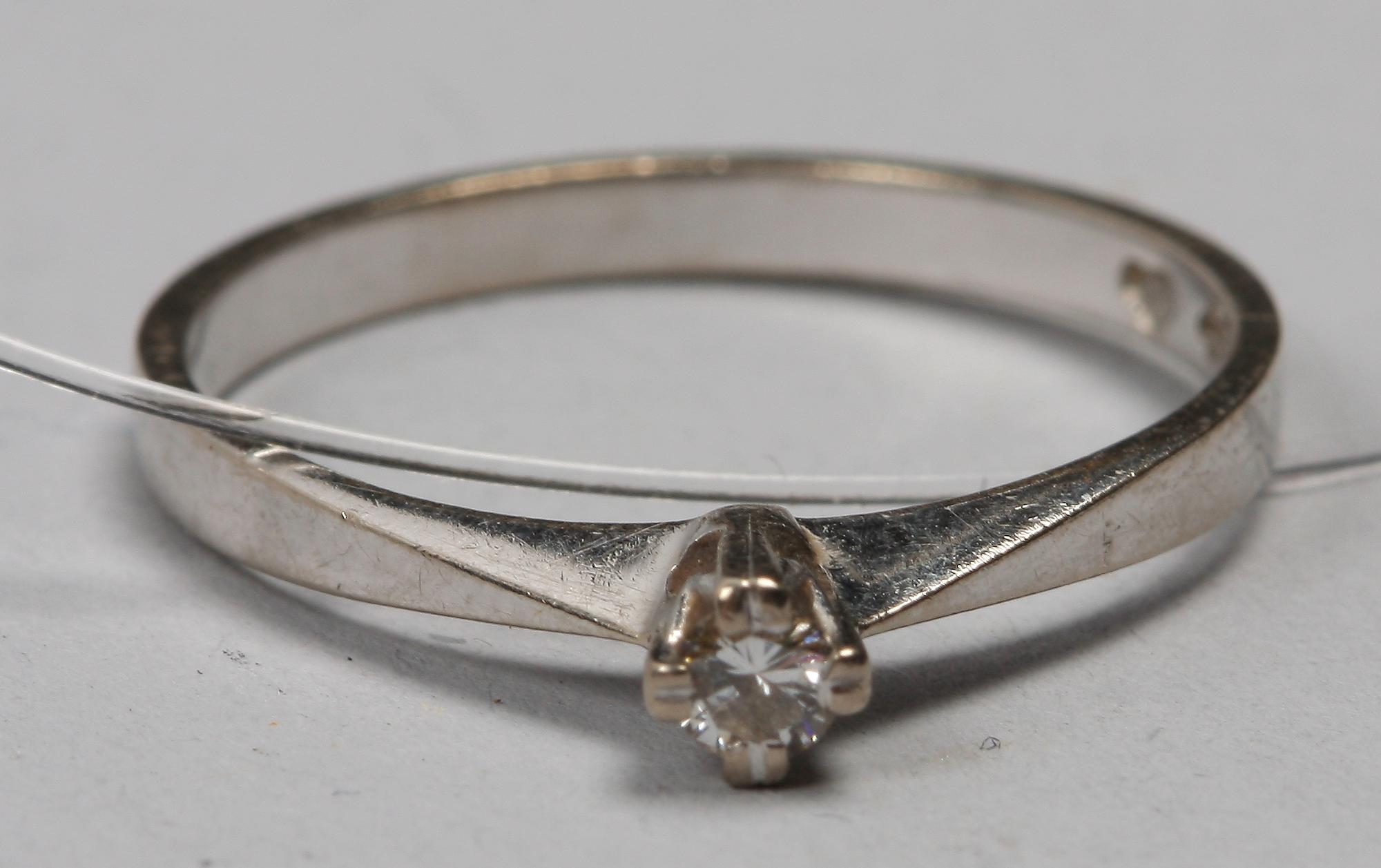 RING, 18 k vitguld, briljantslipad diamant, 0,07 ct enligt gravyr.