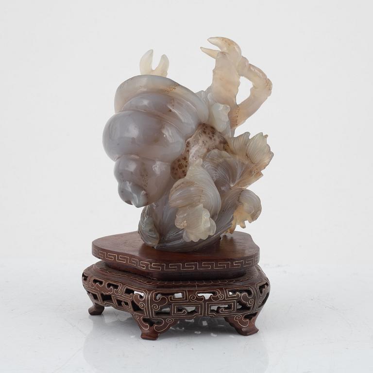 A Chinese brush washer and two figures, quartz and agate, 20th century.