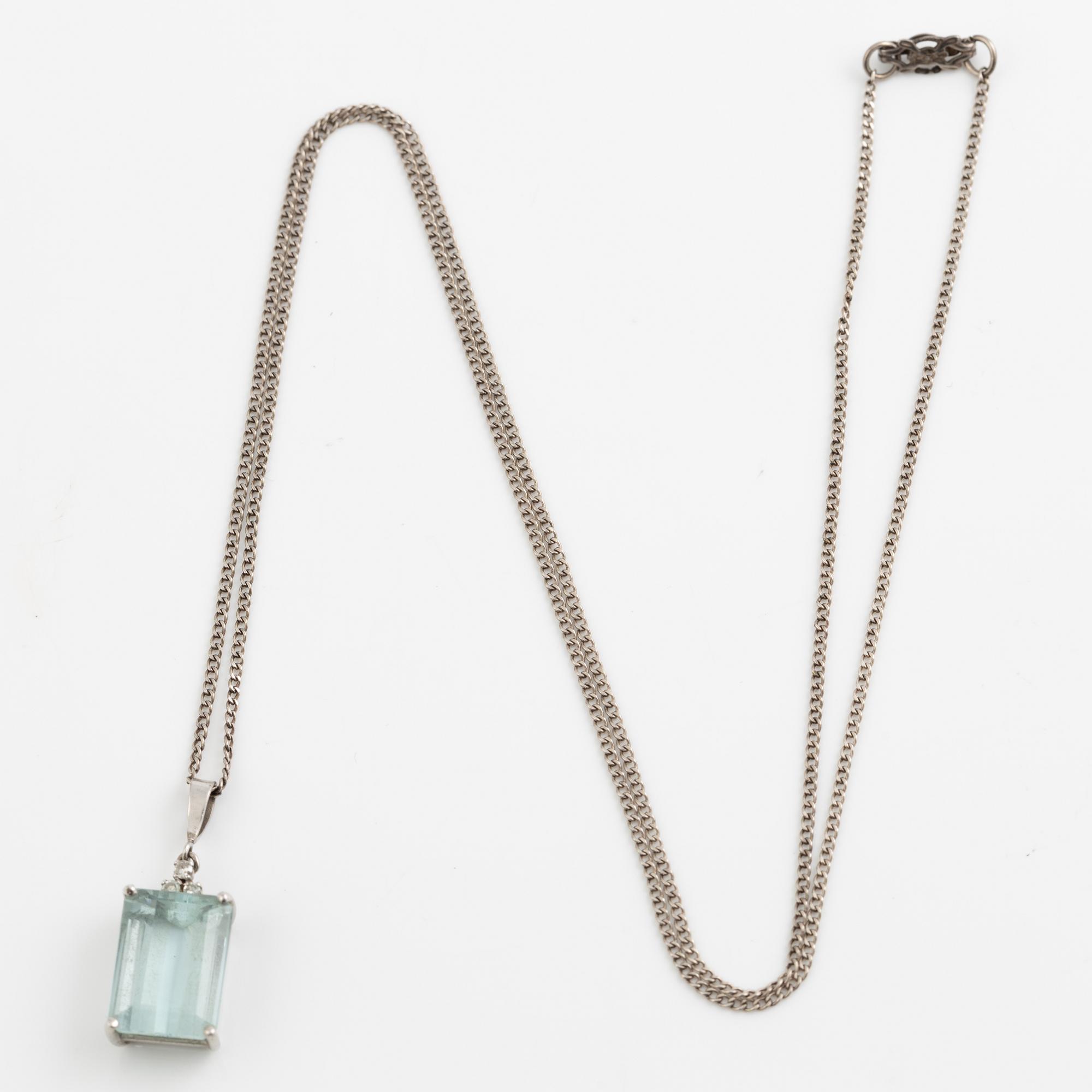 Hänge med smaragdslipad akvamarin och åttkantalsliapade diamanter, med kedja silver.