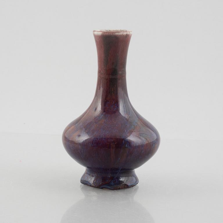 A small Chinese flambé vase, Qing dynasty, late 19th century.