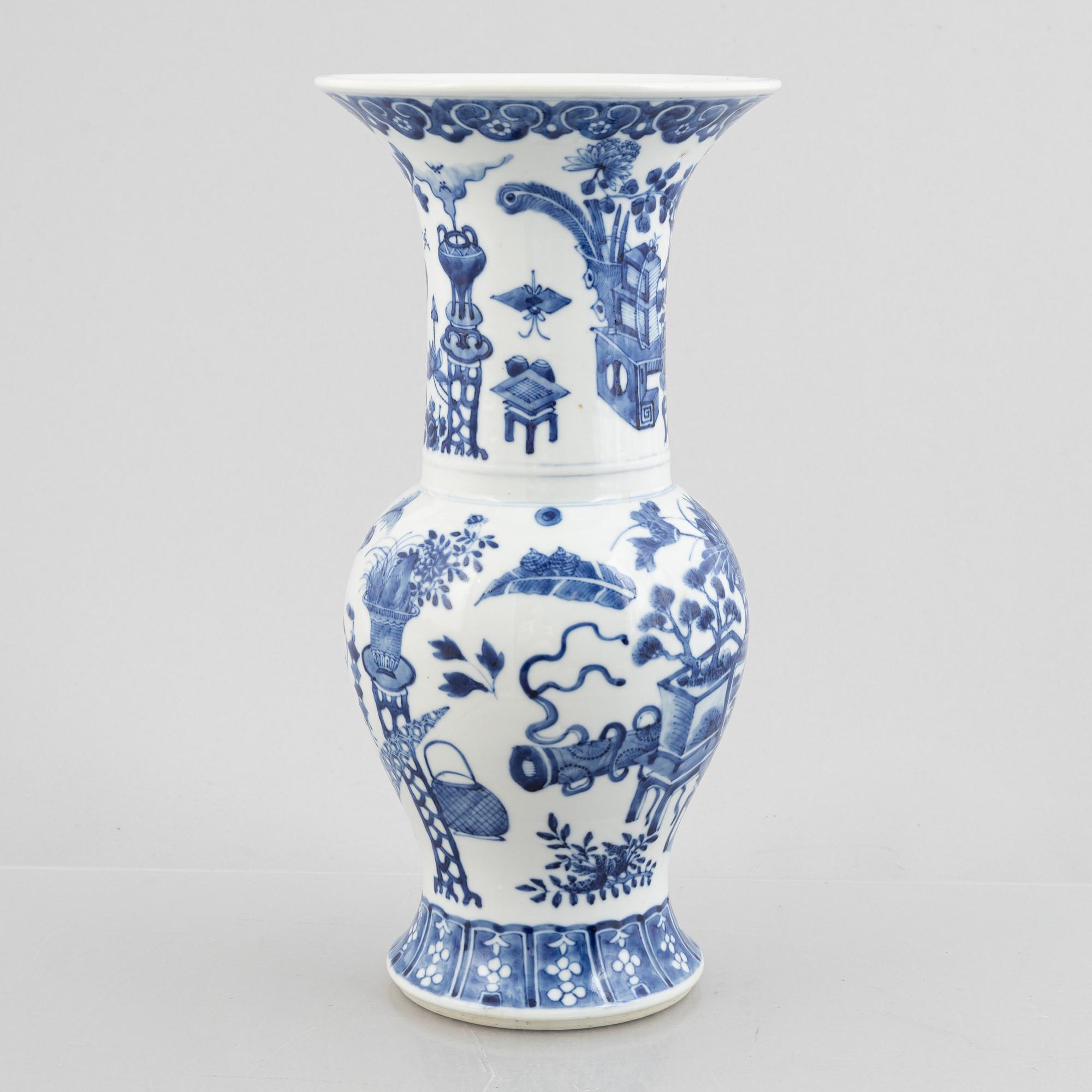 A Chinese blue and white porcelain vase, late Qing dynasty.