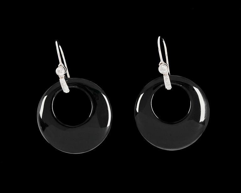 EARPENDANT, onyx and brilliant cut diamonds, tot. app. 0.30 cts.