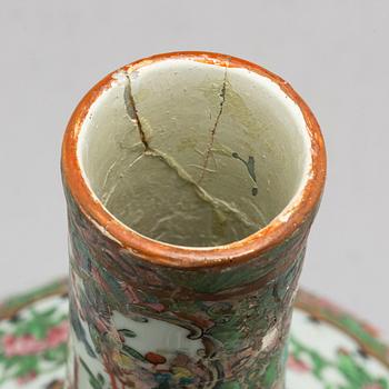 A famille rose Canton vase with cover, Qing dynasty, late 19th century.