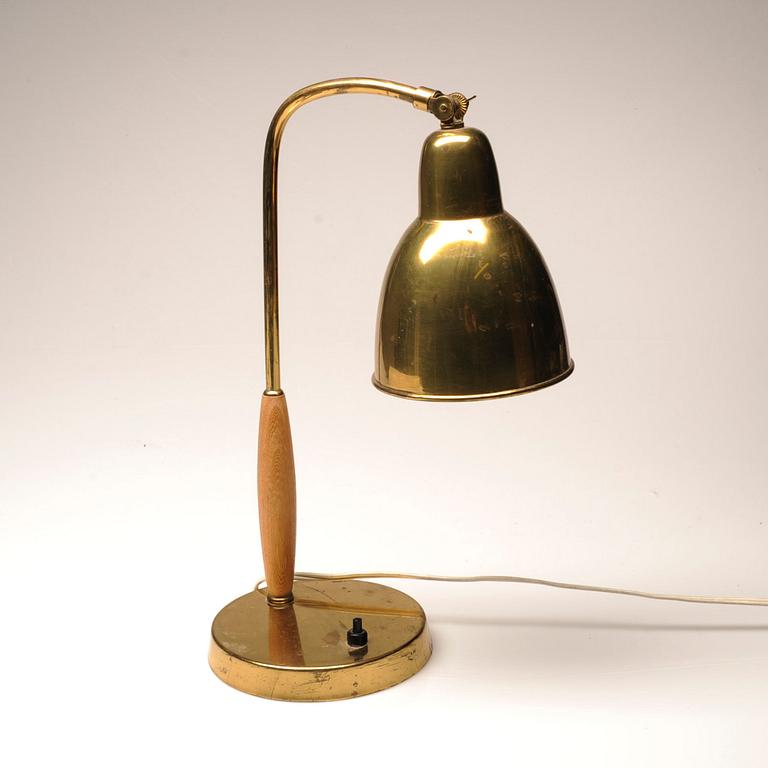 SKRIVBORDSLAMPA, mässing och trä, 1900-talets senare hälft.