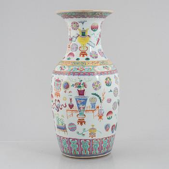 A Chinese porcelain vase, late Qing dynasty.