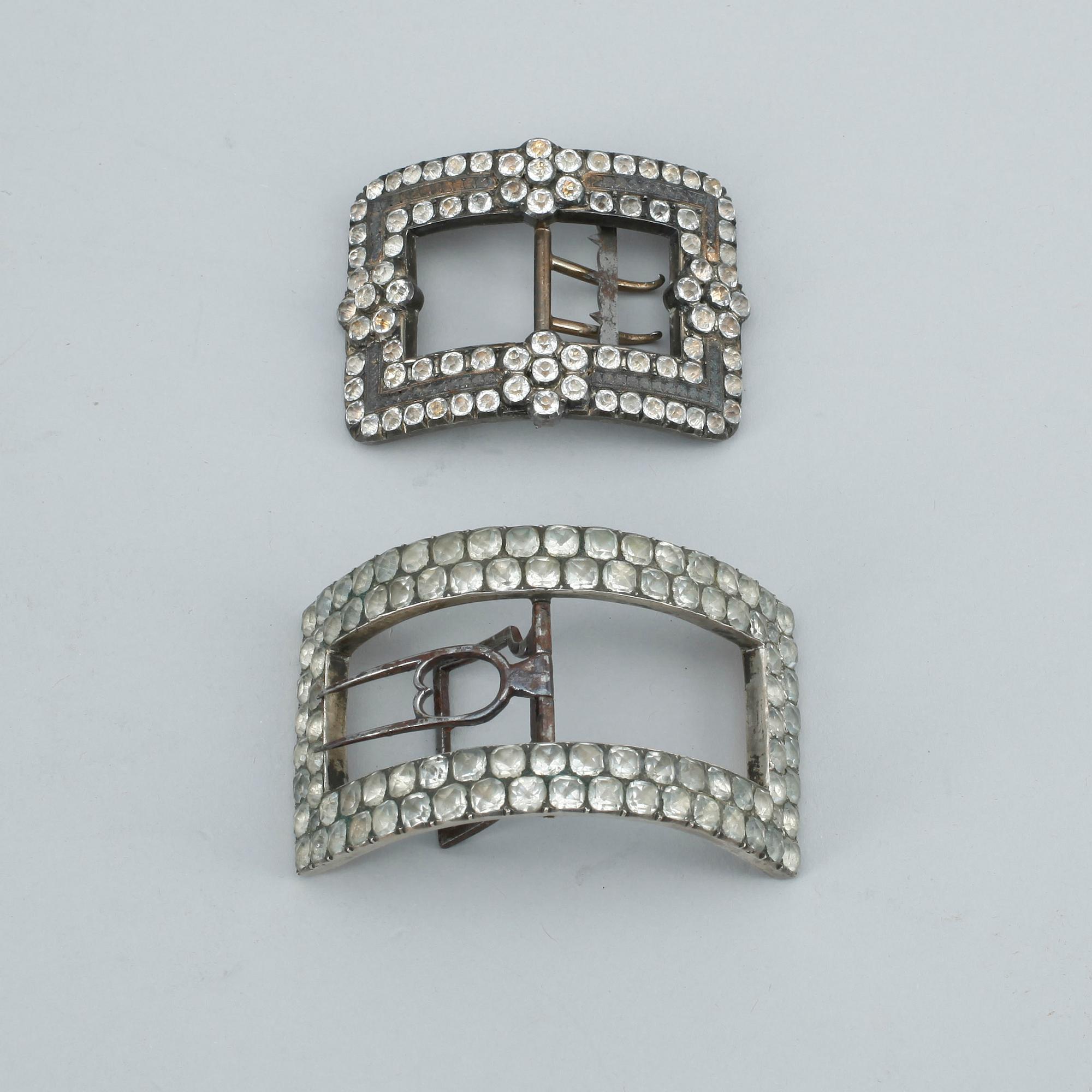 DIVERSE PORTMONNÄER, SNODDAR, SPÄNNEN, 7 delar, 1700-1800-tal.