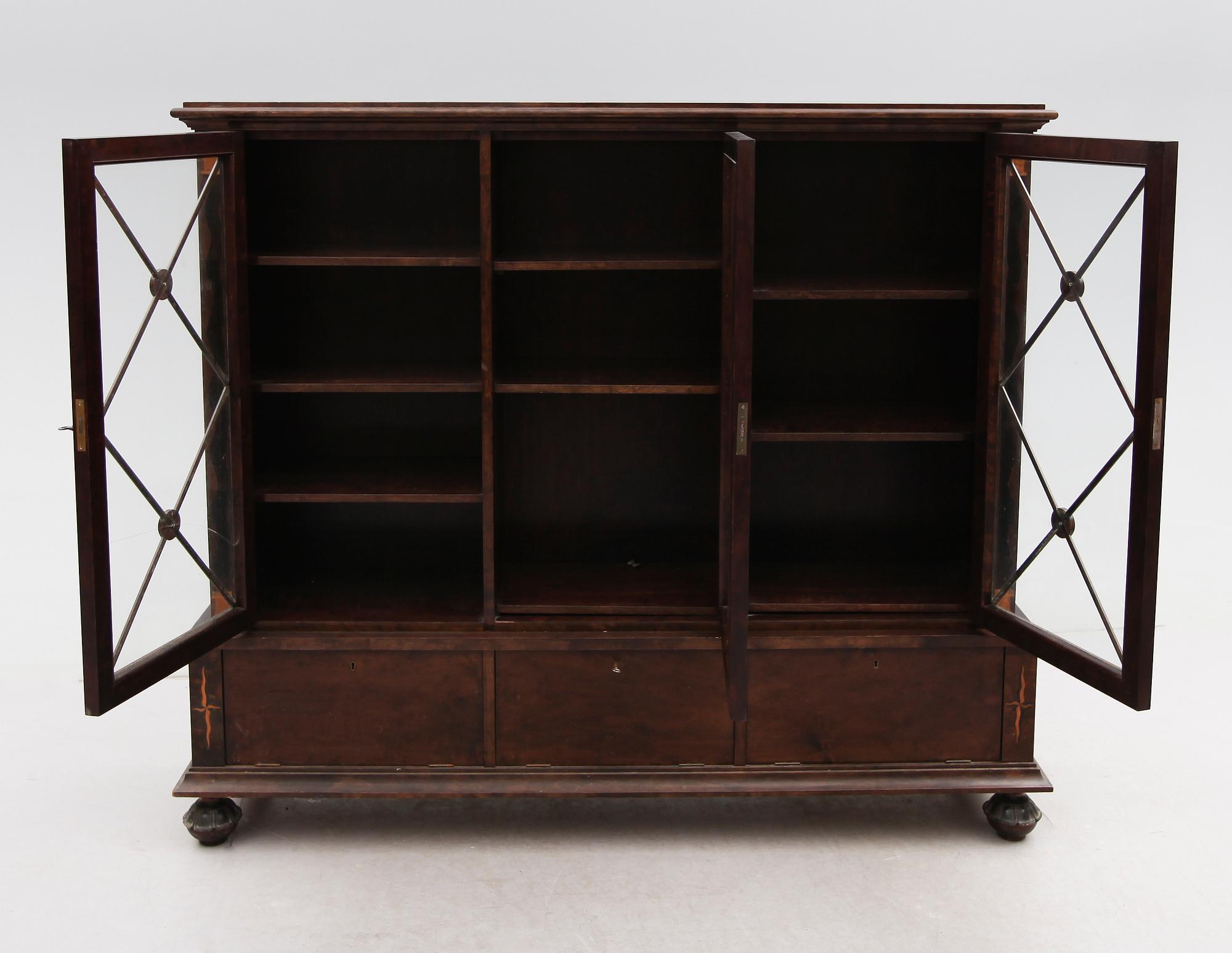 BOKSKÅP, 1900-talets första hälft.