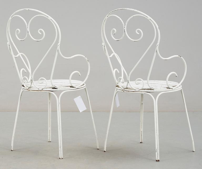 TRÄGÅRDSTOLAR, ett par. Byarums bruk, 1900-tal.