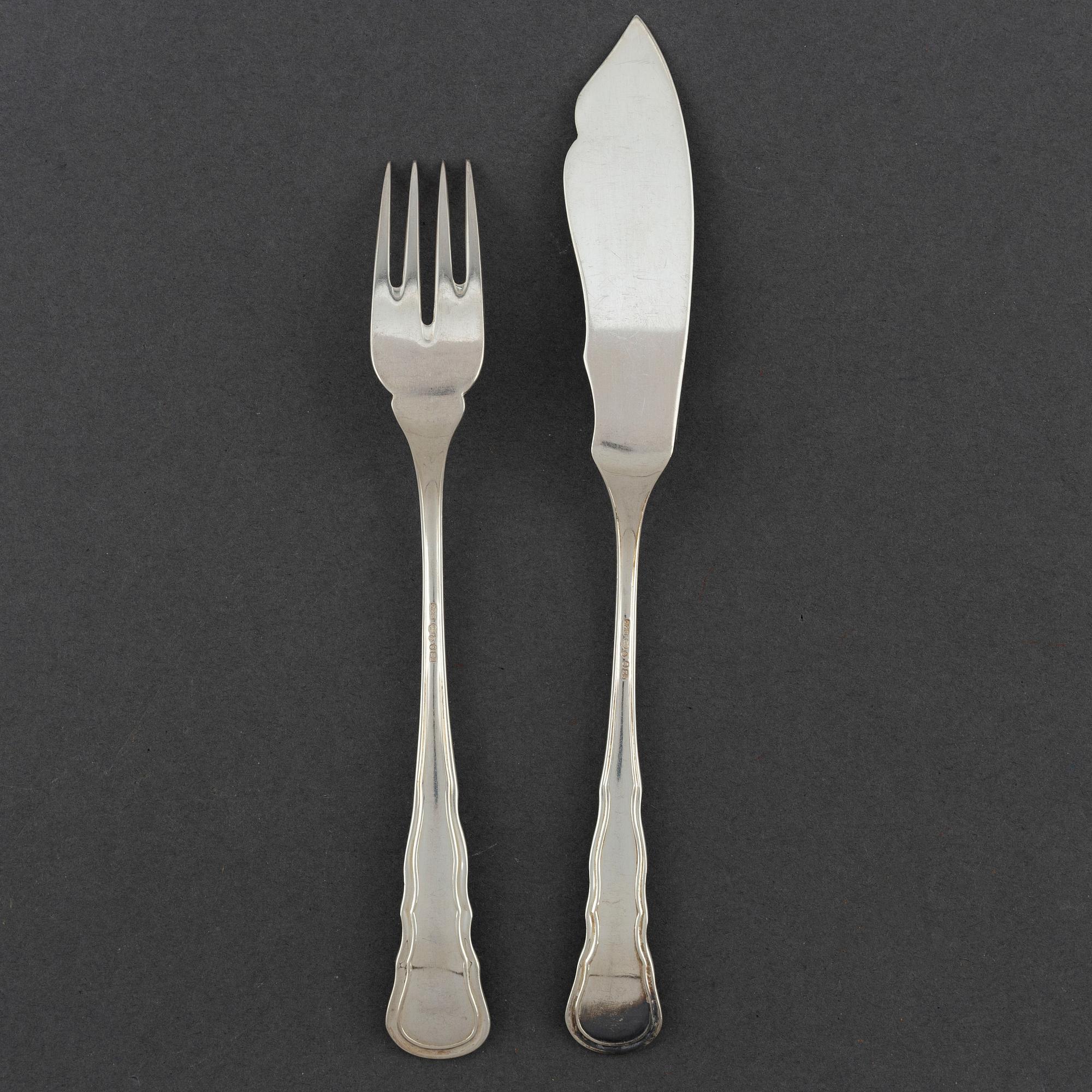 CG HALLBERG, 12 pieces of silver fish cutlery from Stockholm, 1930-1.