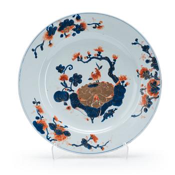 704. An imari dish, Qing dynasty, Qianlong (1736-95).