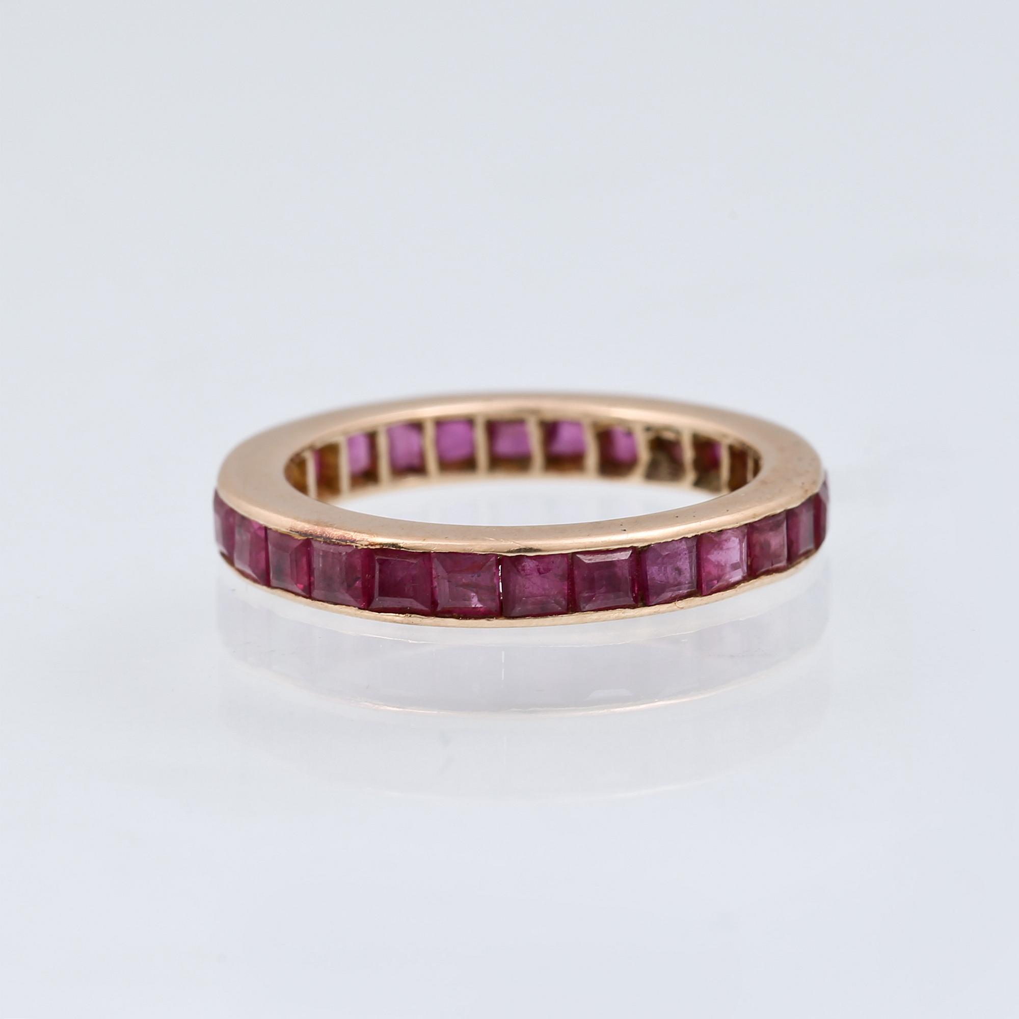 RING, 14K guld med carréslipade rubiner. Vikt 2,2 gram.