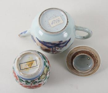 TEKANNA och VAS, porslin, Kina 1800-tal.