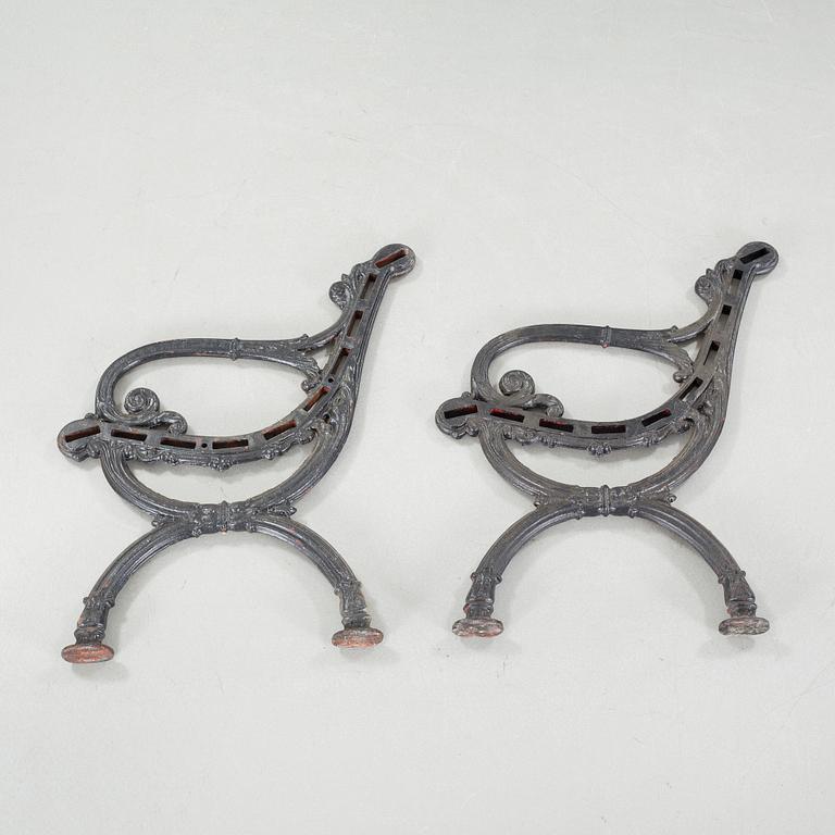 GAVLAR TILL TRÄDGÅRDSSOFFA, ett par, Näfveqvarns bruk, 1900-tal.