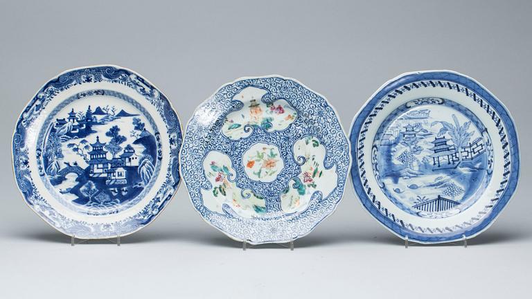 TALLRIKAR, porslin, 7 st, Mestadels Qianlong. 1700/1800-tal.