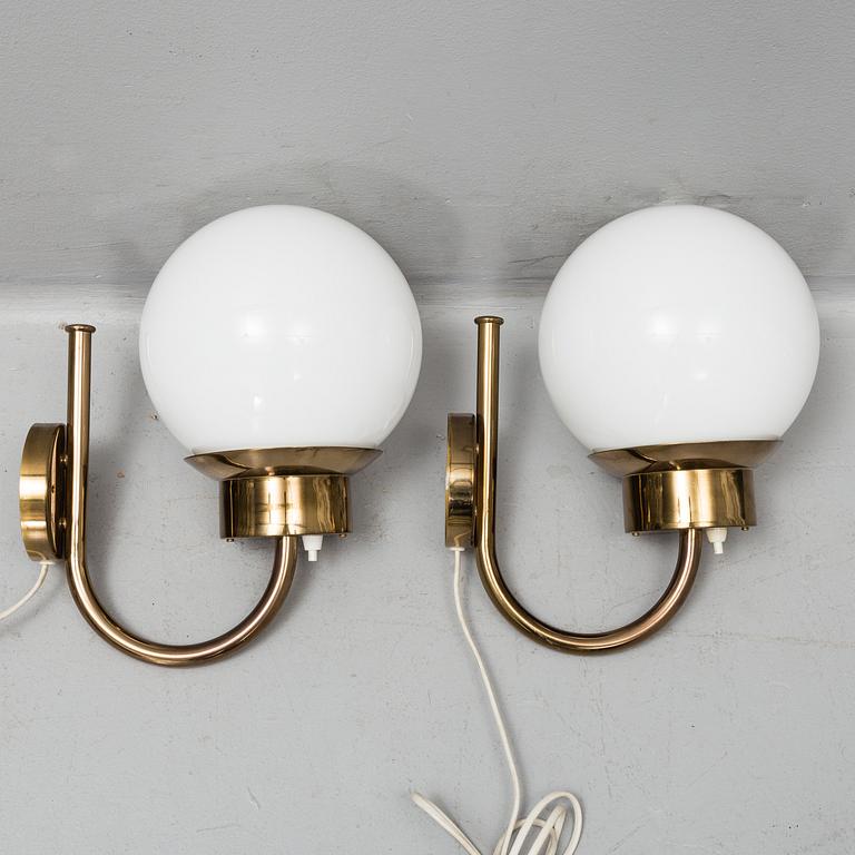 A pair of wall lamps "model V-118" in brass and glass, Bergboms.