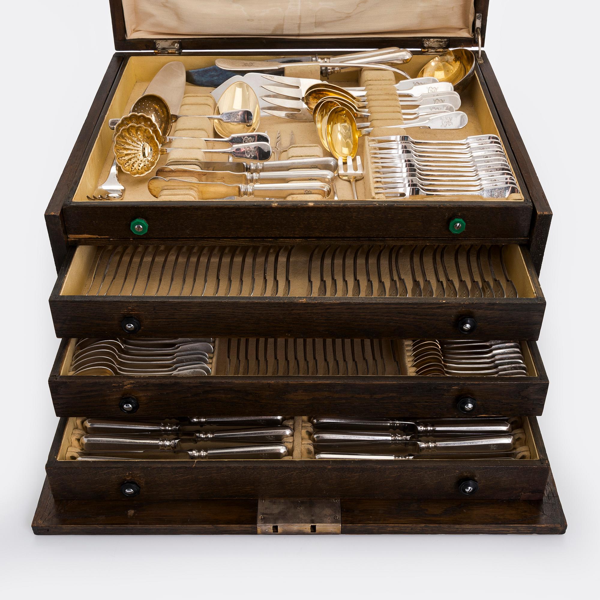 A canteen box of 253 pieces silver cutlery by Viktor Lindman, Helsinki 1916.