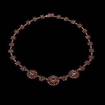 COLLIER, förgyllt silver med fasettslipade granater, 1900-tal.