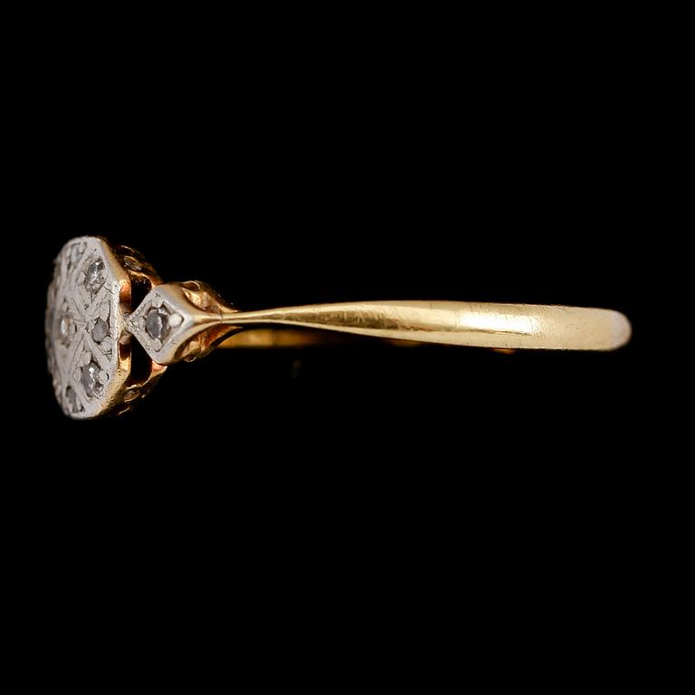 RING, 18 k guld och platina, med små diamanter, England, 1800-/1900-tal. Vikt ca 2 gram.