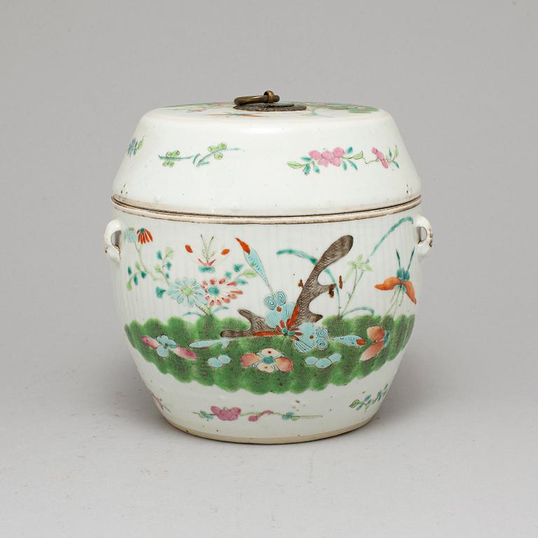 A large famille rose porcelain jar with cover, Qing dynasty, circa 1900.