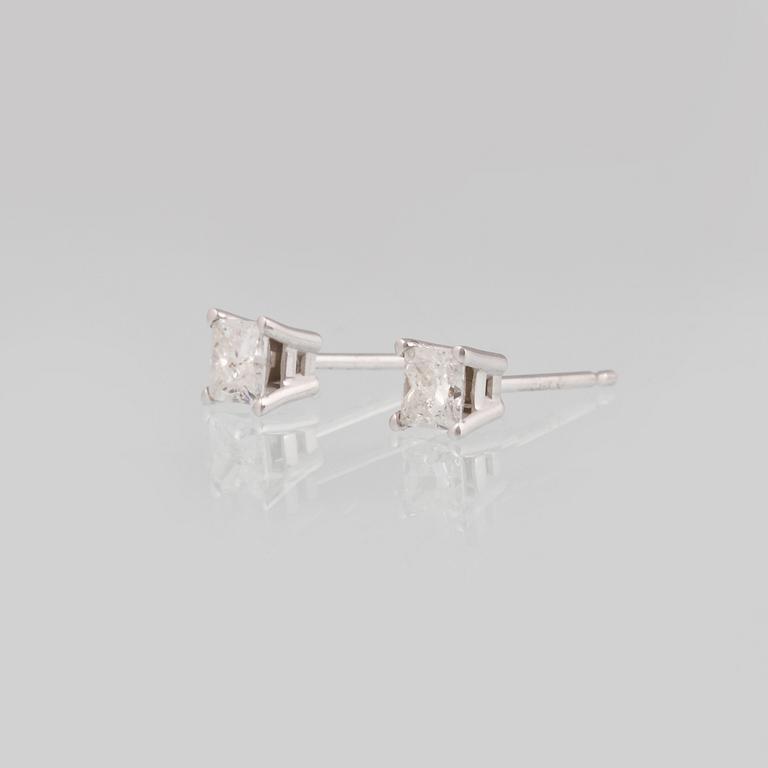 ÖRHÄNGEN, 18K vitguld med prinsesslipade diamanter ca 0.50 ct. Vikt 0,6 gram.