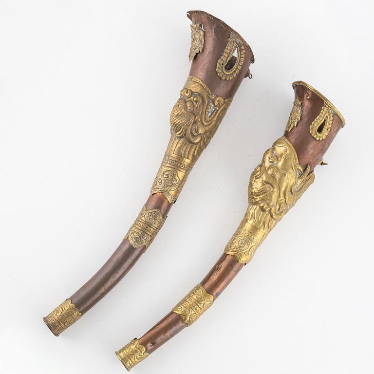 Rituella horn, två stycken, koppar och mässing, Tibet, 1800-tal.