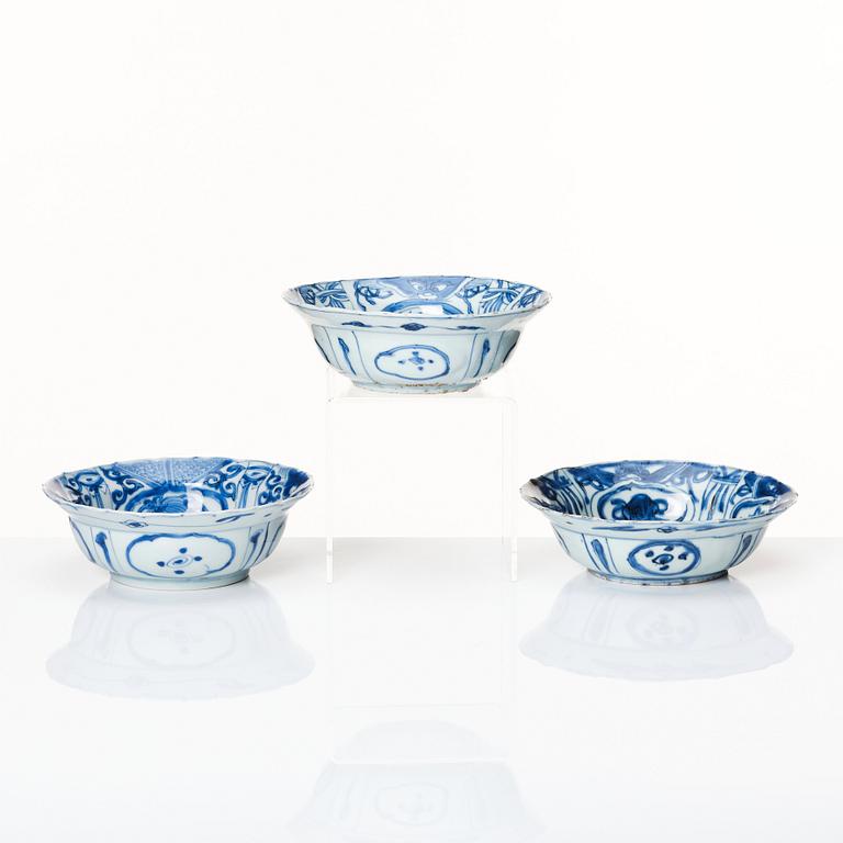 A set with 3 blue and white kraak dishes, Ming dynasty, Wanli (1572-1620).