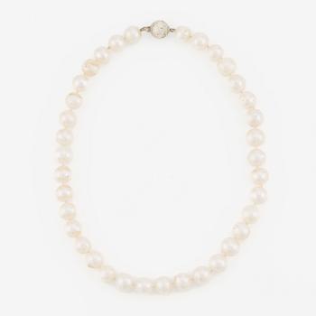 Necklace with cultured pearls, silver clasp.