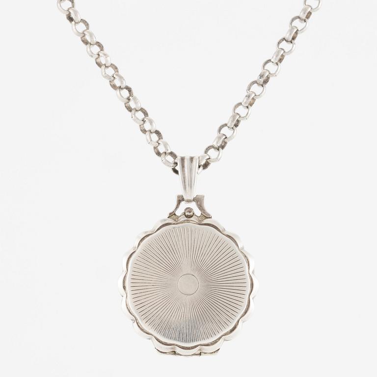 Medallion with photo compartment, with chain, silver.