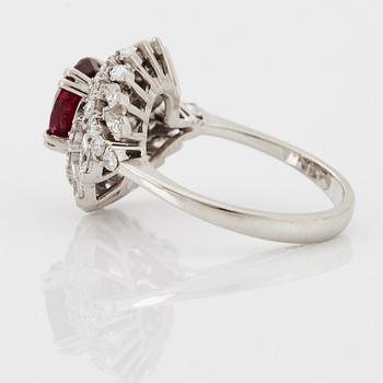 Ring platina med en fasettslipad rubin och runda briljant- och navettslipade diamanter.