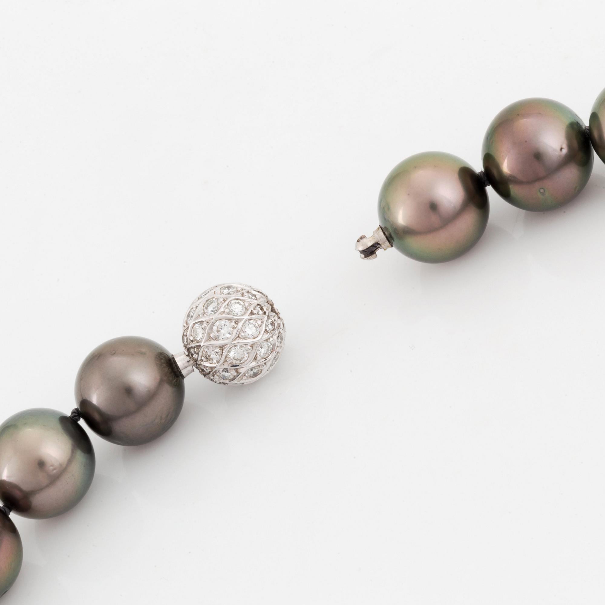 Collier odlade Tahiti pärlor lås 18K vitguld med runda briljantslipade diamanter.
