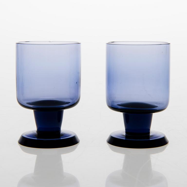 TAMARA ALADIN, A glass liqueur decanter with two liqueur glasses, Riihimäen Lasi, 1961-64. Design year 1961.