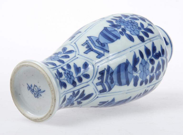 VAS, porslin, Kina, Kangxi 1662-1722.