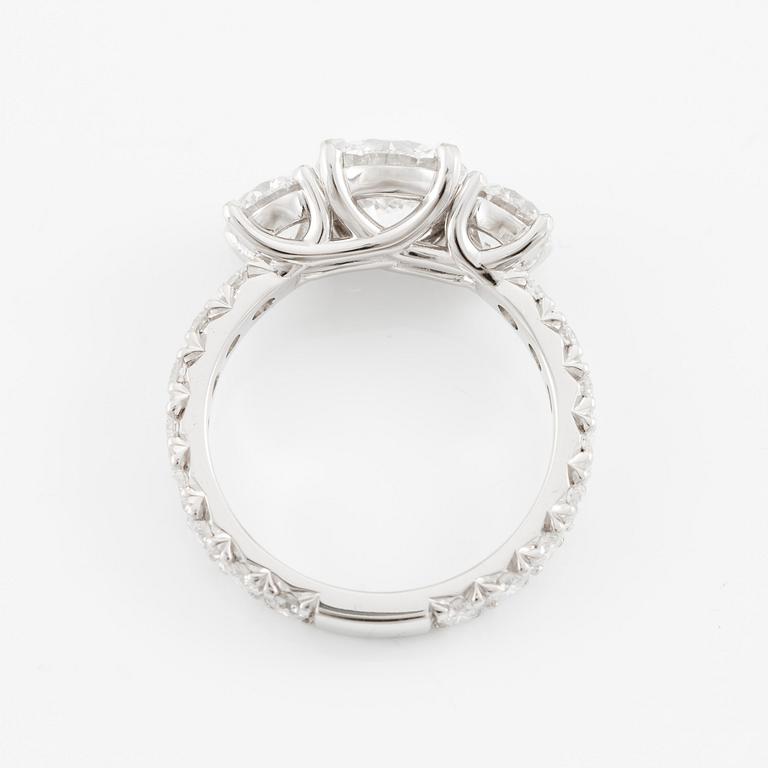 Ring, trestensring, 18K vitguld med briljantslipade diamanter.