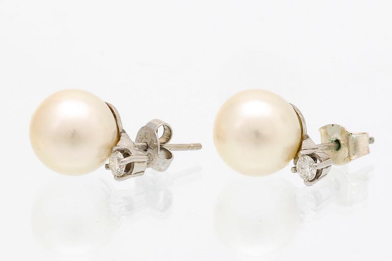 Earrings 18K whitegold 2 cultured pearls approx 10 mm and 2 brilliant-cut diamonds approx 0,15 ct.