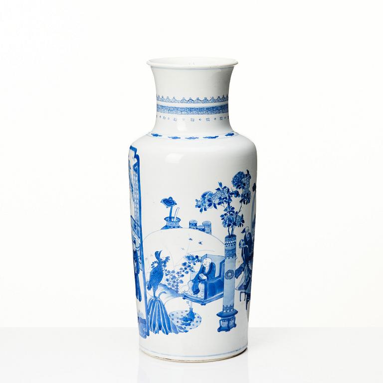 A Chinese blue and white vase, Qing dynasty, Kangxi (1662-1722).