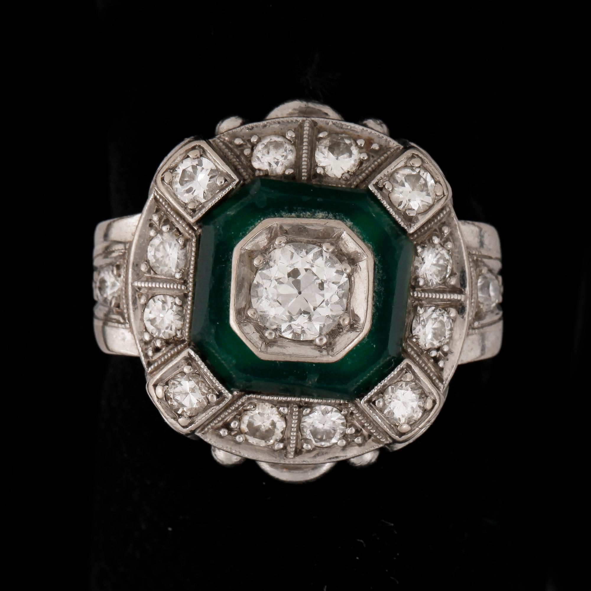 RING, 14k vitguld med gammalslipade diamanter tot ca 0,77ct och grön agat. Art Déco. Vikt 6g.