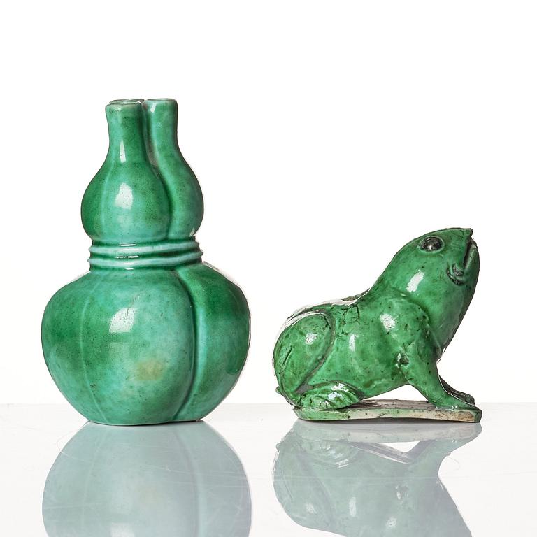 A green glazed triple gourd vase and a brush washer, Qing dynasty, 19th century.