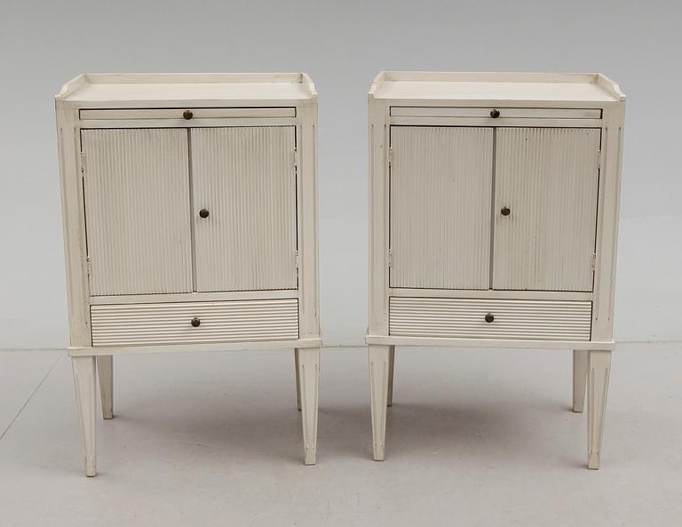 SÄNGBORD, 1 par, gustaviansk stil, 1900-talets andra hälft.