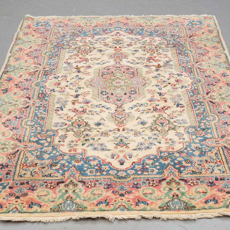 A RUG , semiantik Kirman, ca 245 x 147 cm.