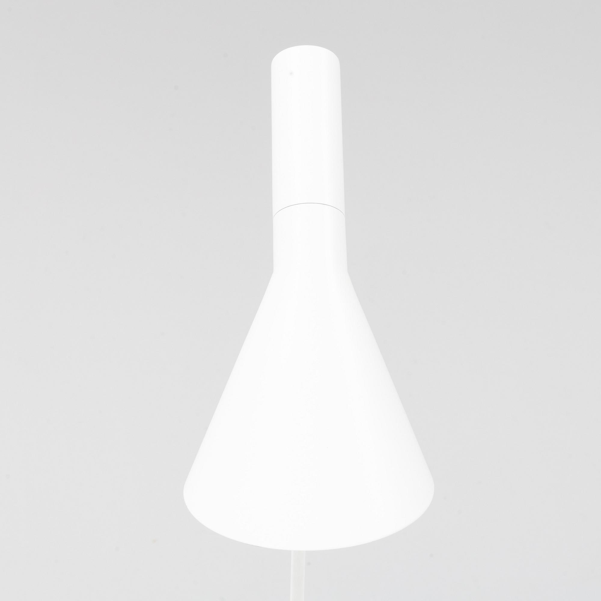 Arne Jacobsen, golvlampa, "AJ", Louis Poulsen, Danmark.
