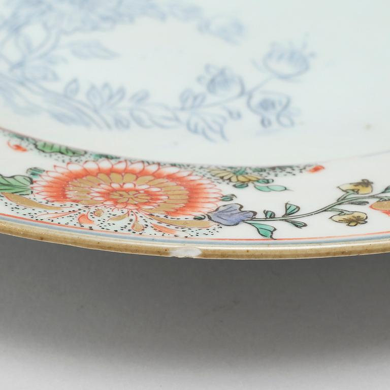 A pair of famille verte plates and a serving dish, Qing dynasty, 18th century.