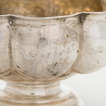 Skål, silver, 1700-tal, oidentifierade stämplar.