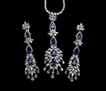 544. A SET OF JEWELLERY, brilliant- navette- and drop cut diamonds c. 19 ct. Ceylon sapphires c. 15 ct. Weight 49 g.
