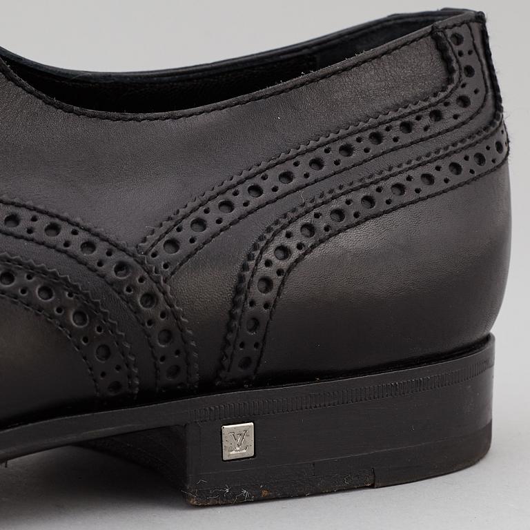 LOUIS VUITTON, a pair of black leather brogues, size 9½.