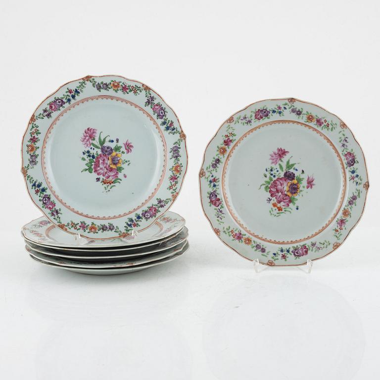 A set of seven famille rose dinner plates, Qing dynasty, Qianlong (1736-95).