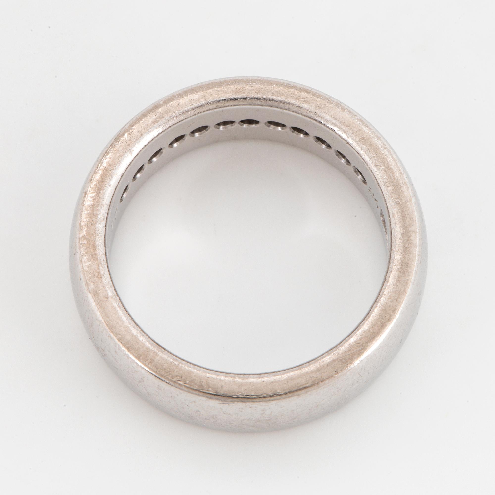 Brilliant-cut diamond ring by Engelbert.